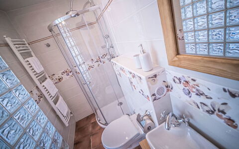 Na Stráni: Pavimentazione, Interior Design, Pavimento, Idraulico Fixture, Rubinetto, Camera, Idraulico, Piastrella, Lavello, Bagno