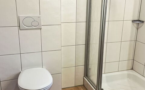 Haus 104 - Seepark Burhave: Pavimentazione, Pavimento, Bagno, Piastrella, Idraulico Fixture, Camera, Gabinetto, Idraulico, Toilet Seat