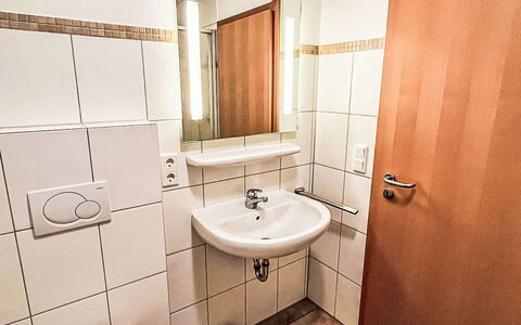 Haus 104 - Seepark Burhave: Parete, Pavimentazione, Pavimento, Interior Design, Idraulico Fixture, Camera, Idraulico, Lavello, Bagno, Rubinetto