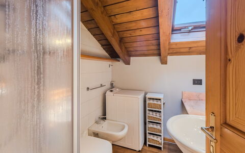 Pinzolo 5: Pavimentazione, Pavimento, Legna, Idraulico Fixture, Interior Design, Soffitto, Bagno, Idraulico, Camera, Rubinetto
