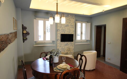 La Casa sulla Piazza: Parete, Interior Design, Mobilia, Pavimentazione, Legna, Pavimento, Soffitto, Illuminazione, Camera, Lampada