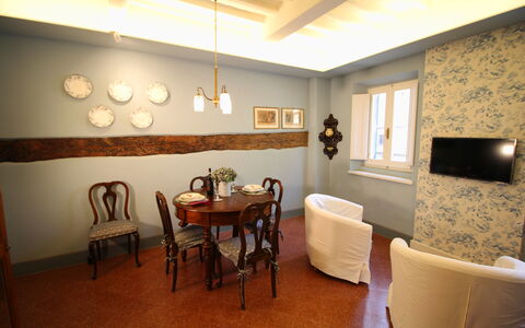 La Casa sulla Piazza: Mobilia, Interior Design, Parete, Legna, Pavimentazione, Pavimento, Illuminazione, Tavolo, Soffitto, Camera