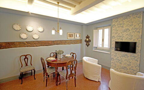 La Casa sulla Piazza: Mobilia, Interior Design, Parete, Legna, Pavimentazione, Soffitto, Pavimento, Tavolo, Illuminazione, Camera