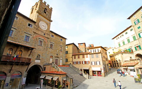 La Casa sulla Piazza: Finestra, Città, Cittadina, La Piazza Cittadina, Plaza, Orologio