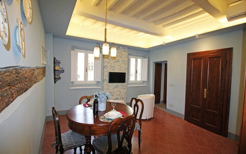 La Casa sulla Piazza: Parete, Interior Design, Pavimentazione, Legna, Mobilia, Soffitto, Pavimento, Lampada, Illuminazione, Camera