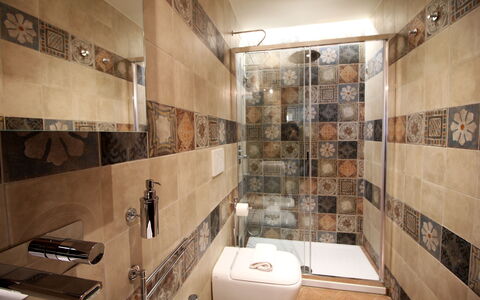 La Casa sulla Piazza: Idraulico Fixture, Bagno, Pavimentazione, Interior Design, Piastrella, Pavimento, Toilet Seat, Idraulico, Gabinetto, Rubinetto