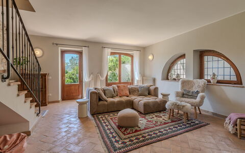 Casale Nido: Mobilia, Parete, Pavimentazione, Interior Design, Legna, Pavimento, Illuminazione, Divano, Casa, Soggiorno