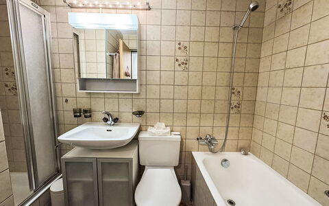 Verte-Rive: Bagno, Toilet Seat, Idraulico Fixture, Gabinetto, Lavandino Del Bagno, Lavello, Pavimentazione, Pavimento, Interior Design, Rubinetto