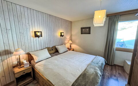 Verte-Rive: Mobilia, Letto, Interior Design, Camera Da Letto, Pavimentazione, Lenzuolo, Legna, Bedding, Pavimento, Soffitto