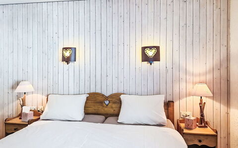 Verte-Rive: Camera Da Letto, Letto, Bedding, Interior Design, Legna, Lenzuolo, Mobilia, Biancheria, Illuminazione, Soffitto
