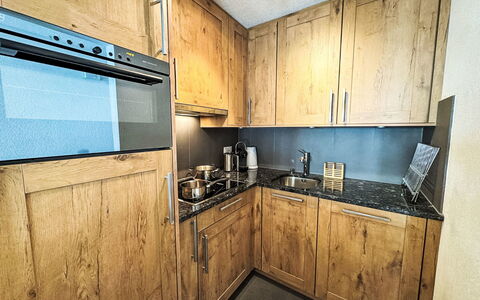 Verte-Rive: Cabinetry, Color Legno, Cassetto, Latifoglie, Controsoffitto, Credenza, Compensato, Plank, Pavimento In Legno, Cucina
