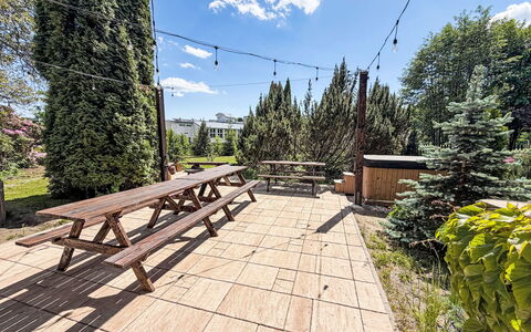 Švýcarka: Giardino, Shade, Larice, Landscaping, Latifoglie, Mobili Da Esterno, Panchina, Recinzione, Tavolo Da Picnic