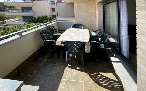 Odisea: Materiale Composito, Appartamento, Balcone, Mobili Da Esterno, Shade, Condominio, Sedia, Tavolo Esterno, Cortile, Pianta Della Casa