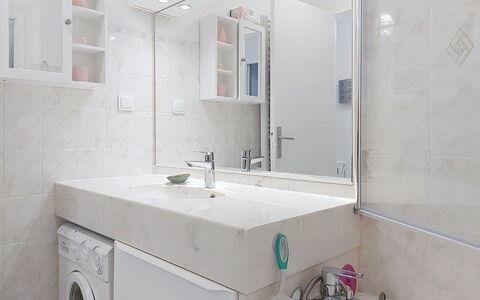 Palmier: Pavimentazione, Idraulico Fixture, Interior Design, Bagno, Parete, Pavimento, Mobiletto Del Bagno, Lavello, Controsoffitto, Rubinetto