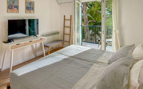 Verde: Mobilia, Interior Design, Legna, Pavimentazione, Pavimento, Tessile, Camera, Camera Da Letto, Casa, Letto