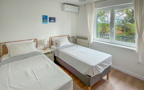 Verde: Letto, Camera Da Letto, Lenzuolo, Bedding, Interior Design, Mobilia, Telaio Del Letto, Pavimento, Appartamento, Biancheria