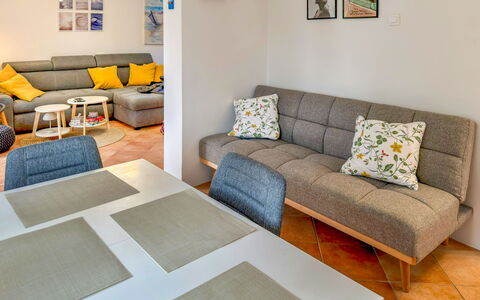 Verde: Mobilia, Pavimentazione, Interior Design, Pavimento, Divano, Legna, Camera, Soggiorno, Tessile, Appartamento