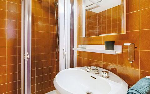 Nevada View: Idraulico Fixture, Pavimentazione, Interior Design, Pavimento, Lavello, Lavandino Del Bagno, Bagno, Rubinetto, Idraulico, Arancia