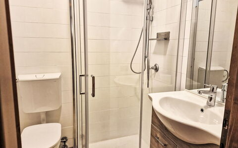 Nevada View: Bagno, Pavimento, Pavimentazione, Interior Design, Idraulico Fixture, Gabinetto, Toilet Seat, Camera, Lavandino Del Bagno, Idraulico