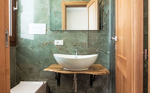 Cleope: Interior Design, Pavimentazione, Lavandino Del Bagno, Pavimento, Idraulico Fixture, Lavello, Rubinetto, Specchio, Idraulico, Bagno