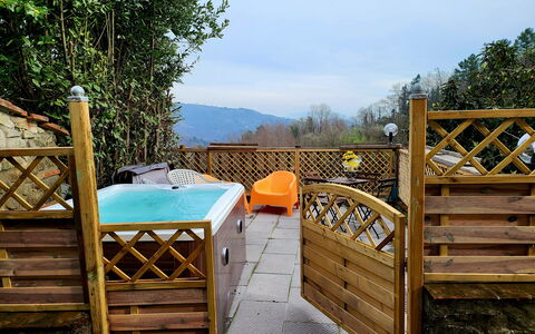 La Casa degli Artisti, Jacuzzi, Marliana: Piscina, Recinzione, Eco Hotel, Ricorrere, Deck, Balcone, Mobili Da Esterno, Corrimano, Struttura Esterna, Backyard