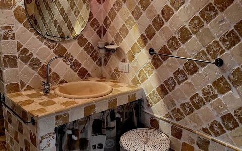 La Casa degli Artisti, Jacuzzi, Marliana: Pavimentazione, Pavimento, Idraulico Fixture, Interior Design, Piastrella, Bagno, Idraulico, Rubinetto, Camera