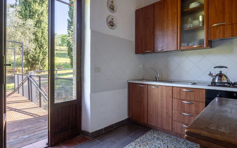 Podere le Lune with Pool, San Gimignano: Legna, Pavimentazione, Color Legno, Latifoglie, Cucina, Controsoffitto, Cabinetry, Cucina & Sala Da Pranzo Tavolo, Vernice, Piastrella