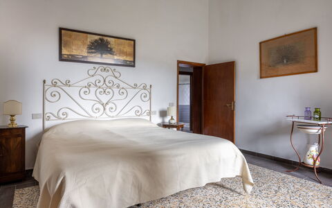 Podere le Lune with Pool, San Gimignano: Parete, Pavimentazione, Camera Da Letto, Pavimento, Interior Design, Letto, Mobilia, Bedding, Lenzuolo, Soffitto