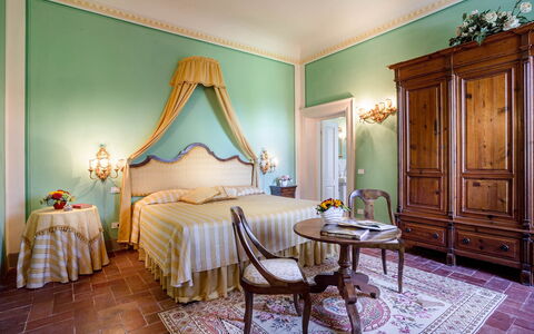 Splendida: Mobilia, Interior Design, Parete, Camera Da Letto, Letto, Pavimentazione, Tessile, Pavimento, Tavolo, Lenzuolo