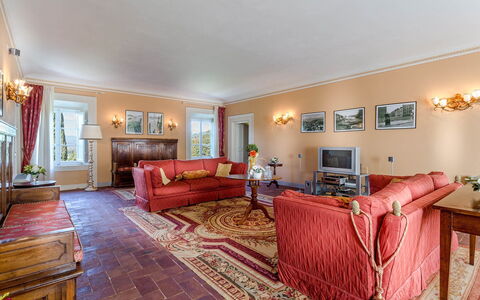 Splendida: Mobilia, Interior Design, Soffitto, Divano, Pavimentazione, Casa, Pavimento, Soggiorno, Camera, Appartamento
