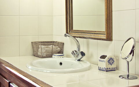 Selvamica: Lavandino Del Bagno, Specchio, Interior Design, Idraulico Fixture, Lavello, Bagno, Mobiletto Del Bagno, Pavimentazione, Rubinetto, Idraulico