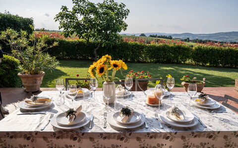 Selvamica: Tavola, Mobilia, Tavolo, Tovaglia, Serveware, Biancheria, Dishware, Sedia, Bicchieri, Cibo