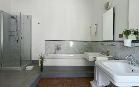 Fattoria: Pavimentazione, Lavandino Del Bagno, Idraulico Fixture, Interior Design, Lavello, Pavimento, Rubinetto, Bagno, Idraulico, Specchio