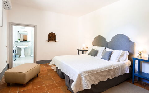 Fattoria: Mobilia, Letto, Interior Design, Camera Da Letto, Parete, Bedding, Lenzuolo, Pavimentazione, Pavimento, Legna