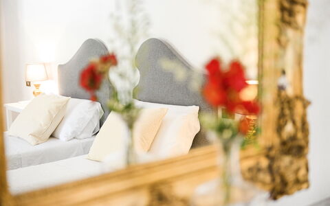 Fattoria: Interior Design, Mobilia, Illuminazione, Camera, Camera Da Letto, Cuscino, Vaso Di Fiori, Biancheria, Pianta Della Casa, Lancia Cuscino