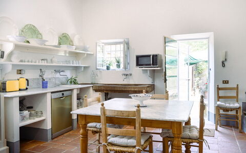 Fattoria: Mobilia, Interior Design, Pavimentazione, Cucina, Casa, Tavolo, Controsoffitto, Camera, Sedia, Pavimento