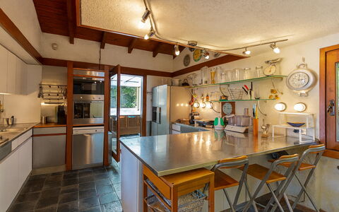 Isa Villa: Cucina, Mobilia, Controsoffitto, Interior Design, Pavimentazione, Lampada, Cabinetry, Legna, Soffitto, Illuminazione
