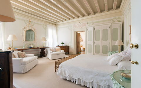 Galero: Mobilia, Interior Design, Letto, Camera Da Letto, Parete, Bedding, Legna, Soffitto, Pavimento, Pavimentazione