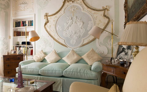 Galero: Mobilia, Interior Design, Parete, Divano, Legna, Soggiorno, Soffitto, Pavimentazione, Camera, Illuminazione