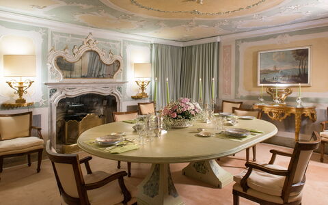 Galero: Mobilia, Interior Design, Tavolo, Sala Da Pranzo, Illuminazione, Soffitto, Camera, Pavimentazione, Sedia, Cucina & Sala Da Pranzo Tavolo