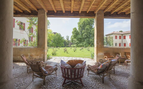 Jasmine Villa: Architettura, Giardino, Prato, Hacienda, Shade, Cortile, Mobili Da Esterno, Backyard, Sedia, Colonna