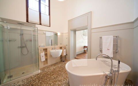 Jasmine Villa: Bagno, Idraulico Fixture, Interior Design, Pavimentazione, Vasca Da Bagno, Pavimento, Rubinetto, Idraulico, Soffitto, Illuminazione