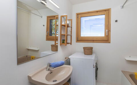 Villa Joan Salvat: Parete, Idraulico Fixture, Lavandino Del Bagno, Pavimentazione, Interior Design, Bagno, Lavello, Pavimento, Soffitto, Camera