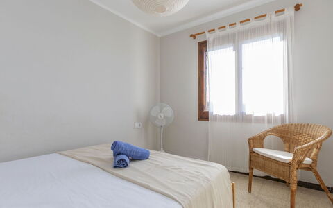 Villa Joan Salvat: Mobilia, Interior Design, Letto, Camera Da Letto, Pavimento, Pavimentazione, Legna, Soffitto, Bedding, Lenzuolo