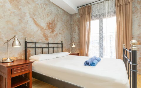 Enola: Interior Design, Mobilia, Camera Da Letto, Letto, Pavimentazione, Legna, Pavimento, Lenzuolo, Bedding, Camera