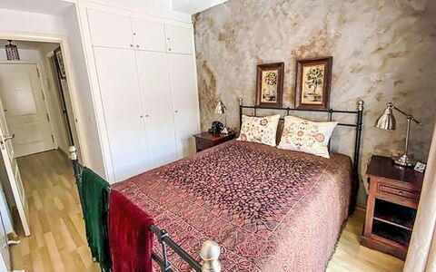 Enola: Mobilia, Letto, Interior Design, Camera Da Letto, Bedding, Parete, Lenzuolo, Pavimento, Pavimentazione, Camera