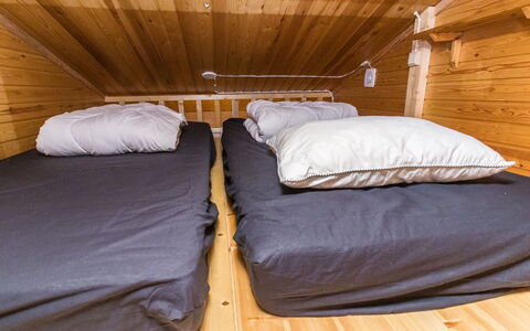Kelokaltiokylä Mökki 58: Pavimento, Legna, Pavimentazione, Camera Da Letto, Letto, Pavimento In Legno, Interior Design, Lenzuolo, Latifoglie, Illuminazione