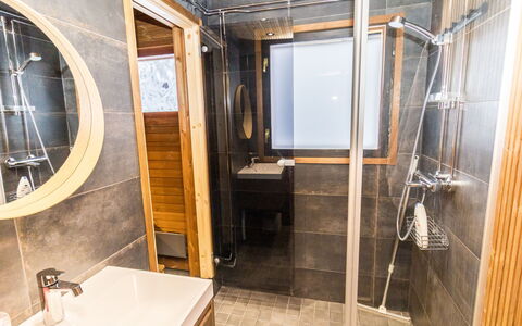 Kelokaltiokylä Mökki 58: Pavimentazione, Legna, Pavimento, Idraulico Fixture, Interior Design, Idraulico, Camera, Bagno, Rubinetto, Lavello