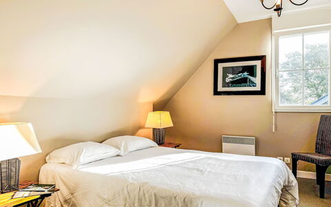 Cancale 615: Letto, Camera Da Letto, Interior Design, Mobilia, Parete, Bedding, Lenzuolo, Legna, Soffitto, Camera
