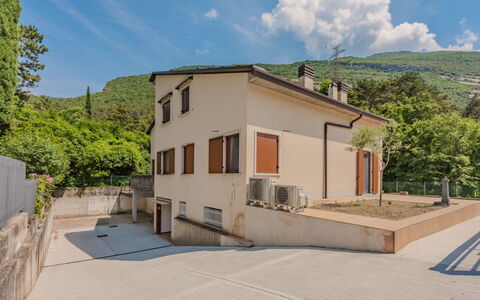 Le Busatte: Parete, Architettura, Zona Residenziale, Casa, Insediamento Umano, Pendenza, Calcestruzzo, Villaggio, Driveway, Balcone